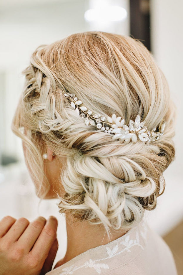 Our halo combs are the perfect bridal hair accessories for your bridal hairstyle. 
