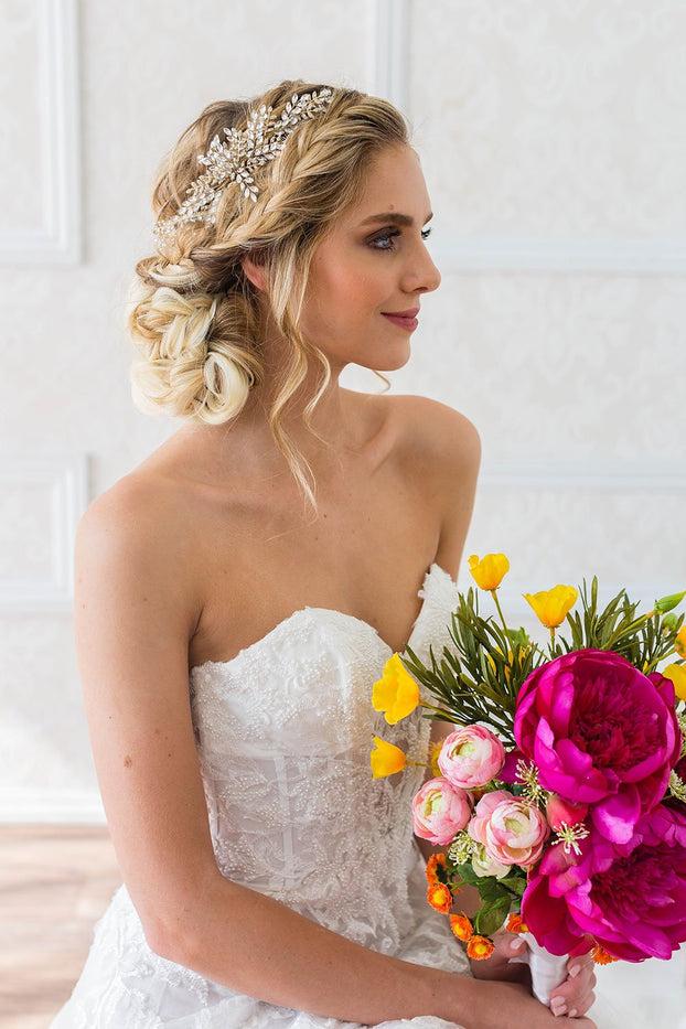Our halo combs are the perfect bridal hair accessories for your bridal hairstyle. 