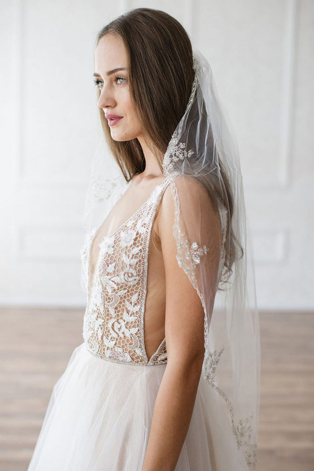 https://bridesandhairpins.co.uk/cdn/shop/products/sophie_veil_bridal_wedding_hair_accessories_veils-18-768x1152_700x933.jpg?v=1575893844